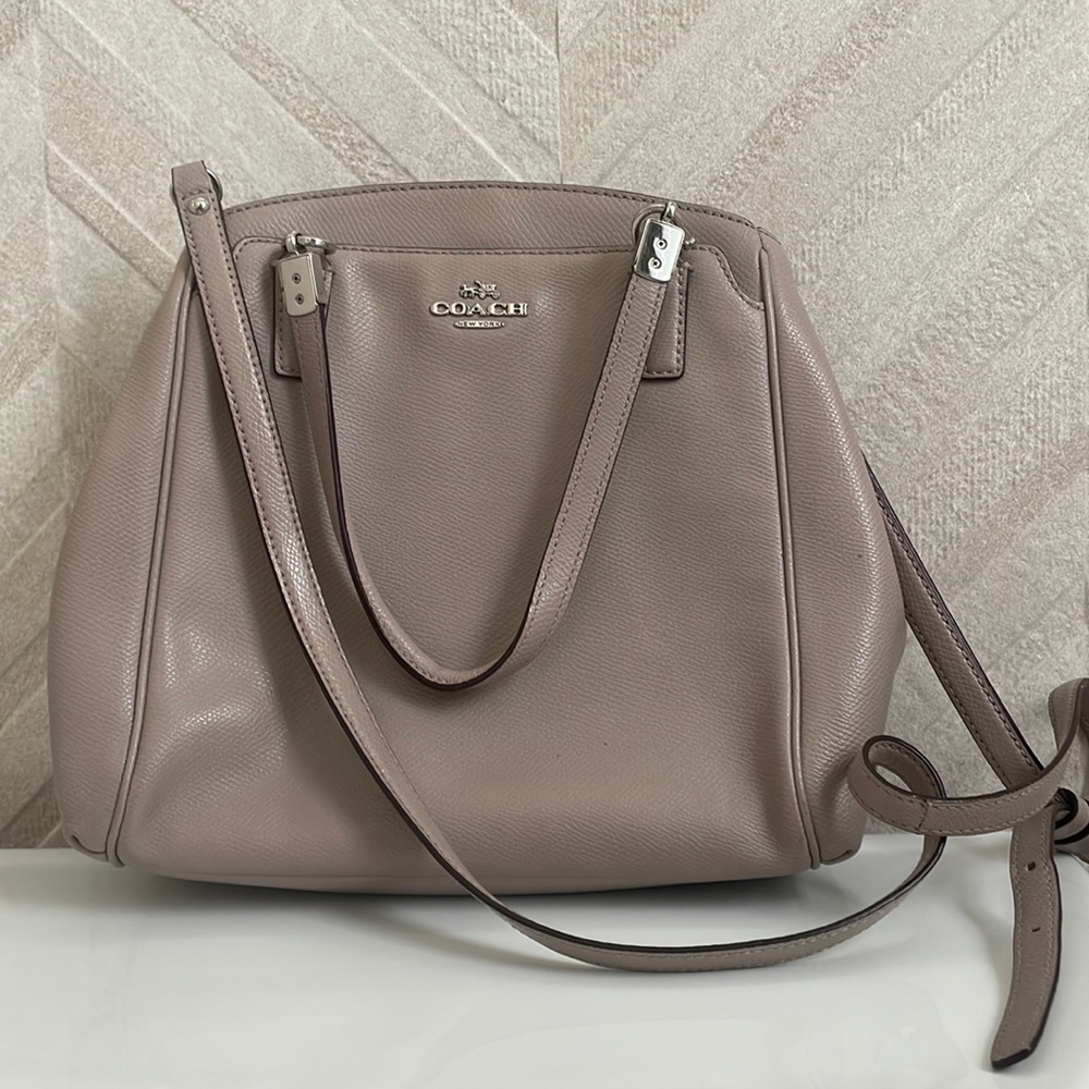 Coach handbag very funcional and pretty good condition